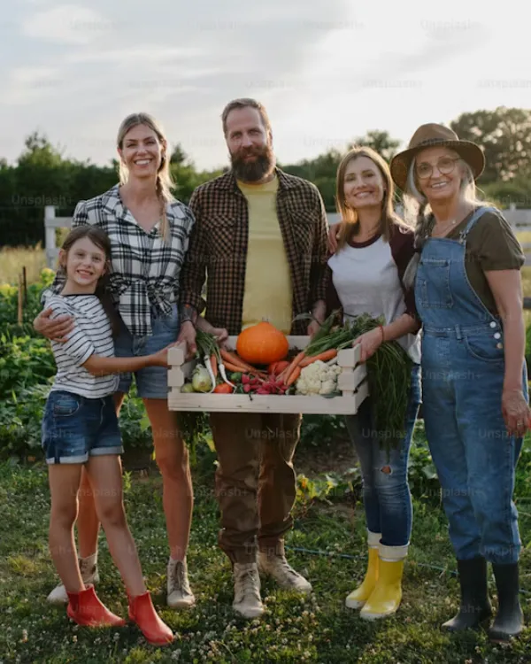 Una famiglia sorridente in campagna